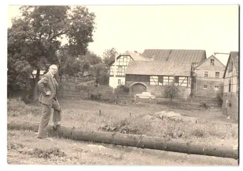 Fotografie unbekannter Fotograf, Ansicht Wellsdorf bei Greiz, Anwesen & Auto Wartburg der Familie Rauh