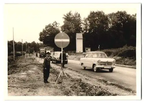 Fotografie Auto Ford Taunus, PKW passiert Ausweichstelle vor einer Strassenbaustelle