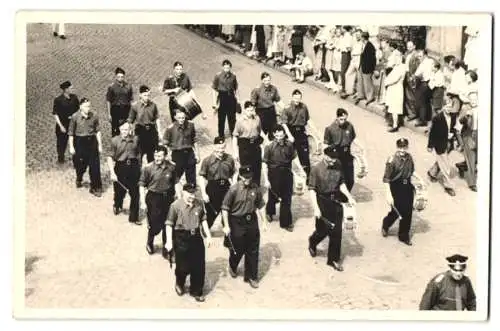 Fotografie Heinrich, Arnstadt, KVP-Musikorchester marschiert bei einem 1.Mai Zug