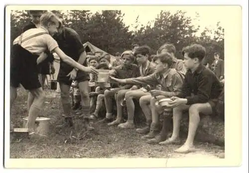 Fotografie Pimpfe in einem Zeltlager mit Feldbesteck beim Essen fassen