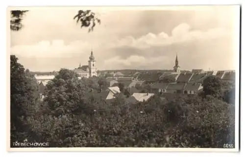 Fotografie unbekannter Fotograf, Ansicht Trebechovice pod Orebem, Blick über die Dächer mit Kirchtürmen