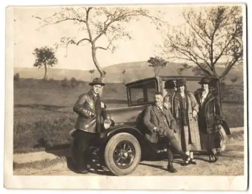 Fotografie Auto, Herren und Damen mit PKW bei Spaichingen am Heuberg 1925