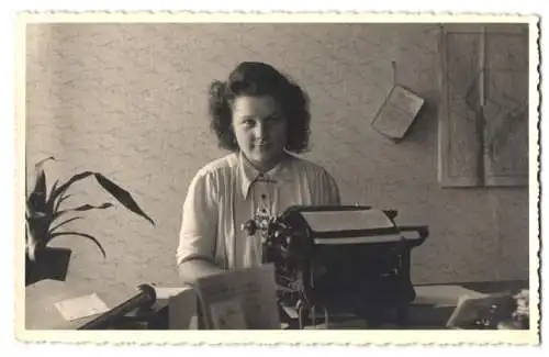 Fotografie Herbert Wyludda, Berlin, Sekretärin verrichtet Büroarbeit mit einer Schreibmaschine