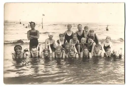 Fotografie Badegäste in Badebekleidung in einem Seebad abgelichtet 1924