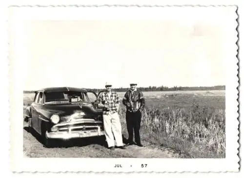 Fotografie Auto Cadillac, Angler mit Luxus-Limousine 1957