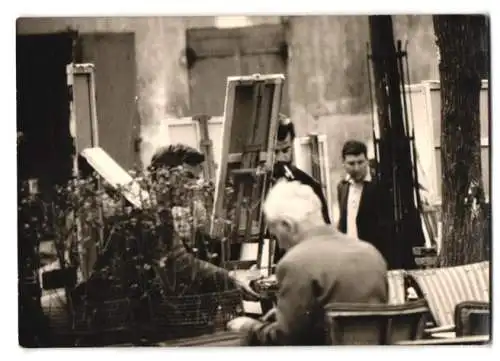 Fotografie unbekannter Fotograf, Ansicht Paris, Strassenkünstler - Maler vor der Kathedrale Notre Dame