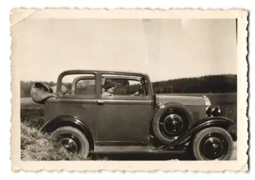 Fotografie Auto Opel, junge Frau sitzt im PKW 1935