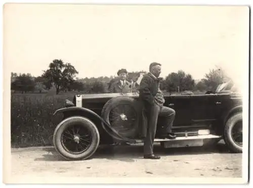 Fotografie Auto Cabrio, Reisegesellschaft mit Luxus-Cabriolet