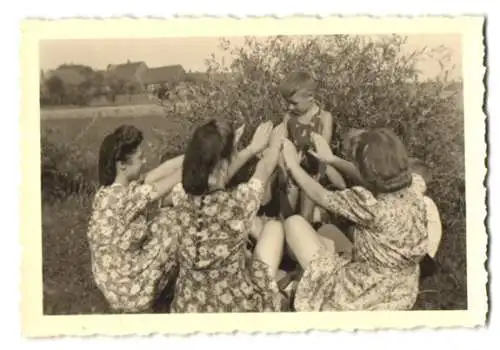 Fotografie junge Frauen im Sommerkleid beim Ritual mit einem kleinen Knaben