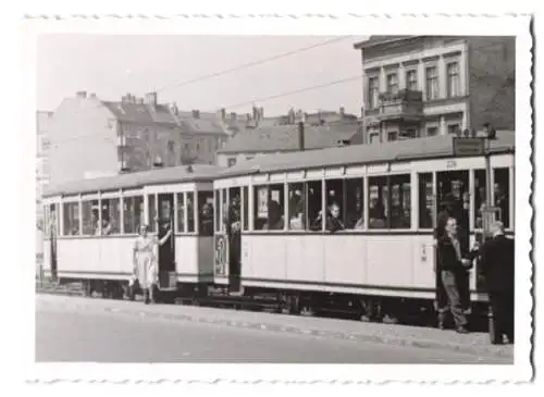 Fotografie unbekannter Fotograf, Ansicht Berlin, Strassenbahn - Triebwagen Nr. 226 der BVG an einer Haltestelle