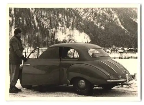 Fotografie Auto DKW, Fahrer nebst PKW im Winter