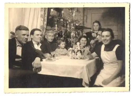 Fotografie Weihnachten, glückliche Familie & Dienstmädchen sitzen vor dem Weihnachtsbaum