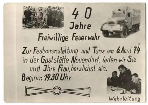 Fotografie Feuerwehr - Löschfahrzeug Garant, Feuerwehrleute in Uniform laden zur Festveranstaltung Gaststätte Neuendorf