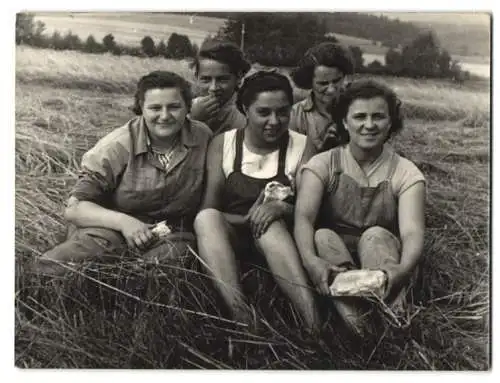 Fotografie Tschechische Arbeitsbrigade, Bauernmädchen machen Pause im Feld