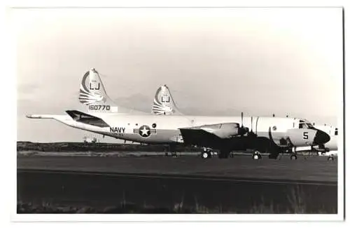 Fotografie Transport-Flugzeug der US-Navy, Kennung 160770 mit Staffelabzeichen