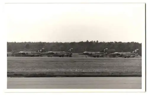 Fotografie Flugzeug - Staffel, Kampfflugzeug, Jagdflugzeuge kurz vor dem Start