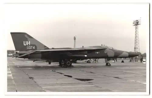 Fotografie Jagdflugzeug - Kampfflugzeug der US - Air Force, Kennung: UH-074