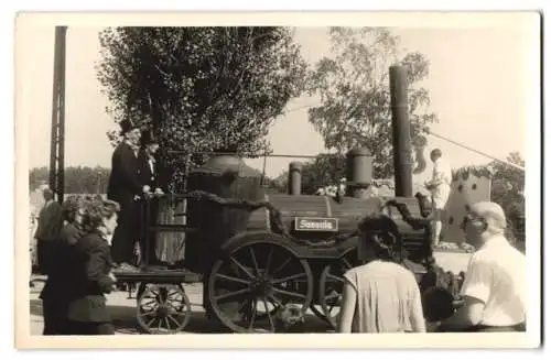 Fotografie Herrmann, Weinböhla, Festwagen als Eisenbahn - Dampflok Saxonia