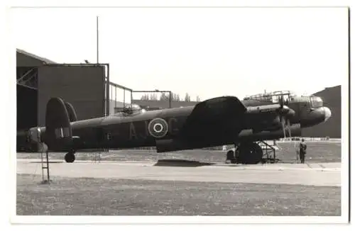 Fotografie Bomber-Flugzeug der Royal Airforce, Kanzeln für Front - und Heckschützen