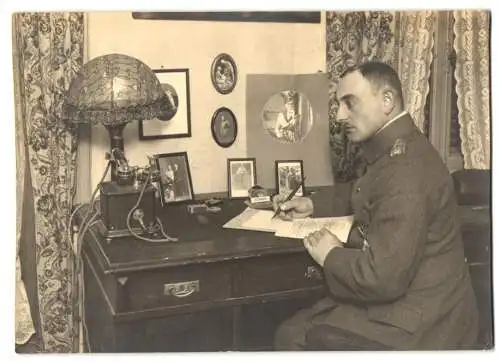 Fotografie Offizier in Uniform im Arbeitszimmer mit Telefon-Apparat sitzend