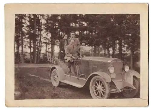 Fotografie Auto Cabriolet, Damen und Herren im Cabrio