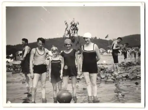 Fotografie Bademode, Mädchen und Bursche in Badebekleidung am Badestrand