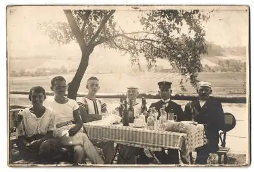 Fotografie unbekannter Fotograf, Ansicht Pirna, Ruderer & Seemänner sitzen gemeinsam im Cafe