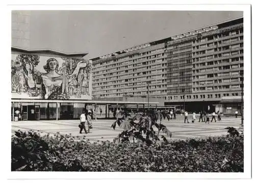 Fotografie unbekannter Fotograf, Ansicht Dresden, belebter Platz zwischen Neubauten