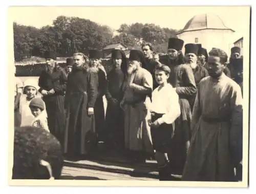 Fotografie Messter, Berlin, Ansicht Walaam / Karelien, orthodoxe Christen am Kloster