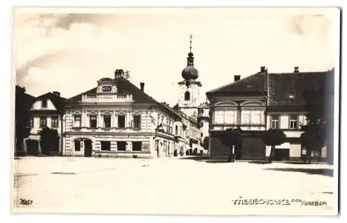 Fotografie unbekannter Fotograf, Ansicht Trebechovice pod Orebem, Marktplatz mit Hotel