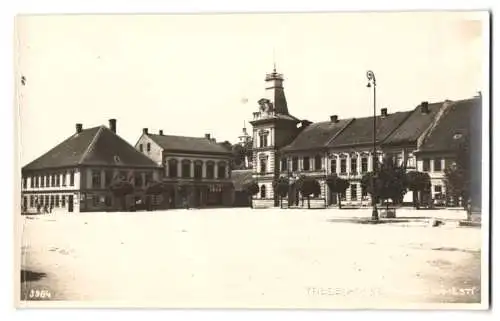 Fotografie unbekannter Fotograf, Ansicht Trebechovice pod Orebem, Marktplatz mit Ladengeschäften