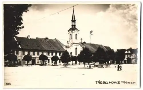 Fotografie unbekannter Fotograf, Ansicht Trebechovice pod Orebem, Marktplatz mit Kirche