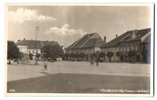 Fotografie unbekannter Fotograf, Ansicht Trebechovice pod Orebem, Marktplatz mit Geschäftshäusern