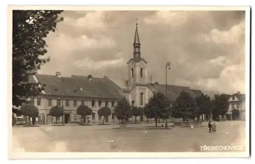 Fotografie unbekannter Fotograf, Ansicht Trebechovice pod Orebem, Marktplatz mit Kirche