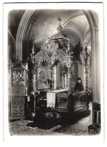 Fotografie unbekannter Fotograf, Ansicht Walaam, Klosterkirche Innenansicht mit Heiligengrab