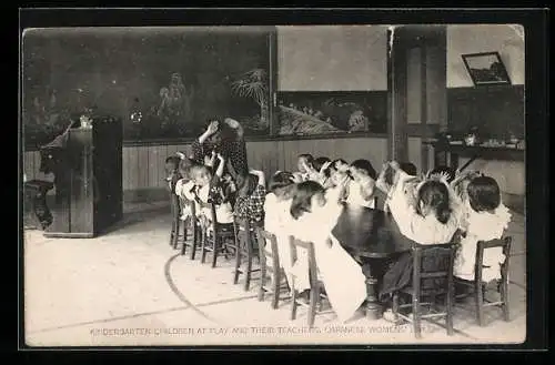 AK Kindergarten, Japanische Kindergärtnerin mit Kindern, Children at Play and their Teachers