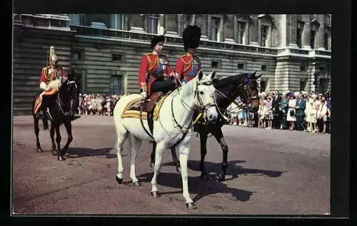 AK Queen Elizabeth II. von England mit ihrem Gemahl Prince Philip bei einer Militärparade