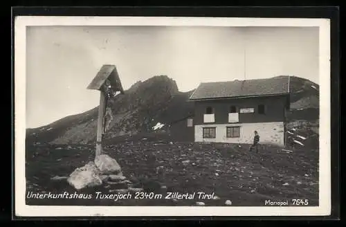 AK Tuxerjochhaus, Blick vom Flurkreuz zur Hütte