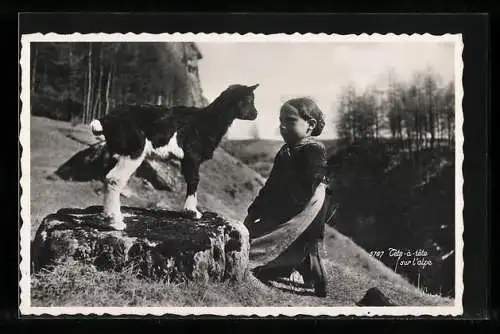 AK Tete-a-tete sur l`alpe, Mädchen kniet vor einer Ziege
