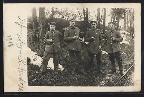 Foto-AK Germersheim, Kaserne, Vier Soldaten posieren mit Zigaretten neben Bahngleisen