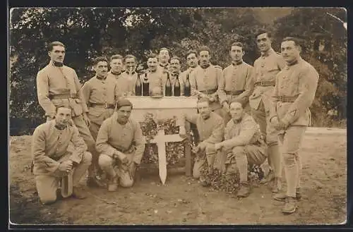 Foto-AK Germersheim, Kaserne, Gruppenfoto uniformierter Soldaten