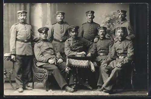 Foto-AK Germersheim, Soldaten in Uniform sitzen um einen Tisch herum