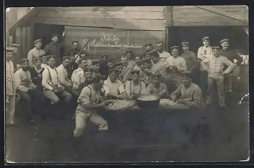 Foto-AK Germersheim, Uniformierte Soldaten beim Kartoffelschälen