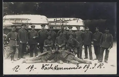 Foto-AK Germersheim, Kaserne, Uniformierte Soldaten posiren für ein Gruppenfoto