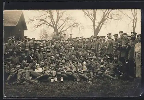 Foto-AK Germersheim, Kaserne, Soldaten posieren für Gruppenfoto mit Küchenutensilien