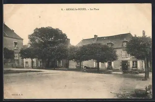 AK Arnac-la-Poste, La Place avec arbres et bâtiments historiques