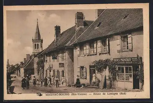 AK Magnac-Bourg, Route de Limoges avec vue sur l`église et les commerces