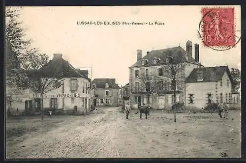 AK Lussac-les-Églises, La Place avec Hôtel des Voyageurs et passants