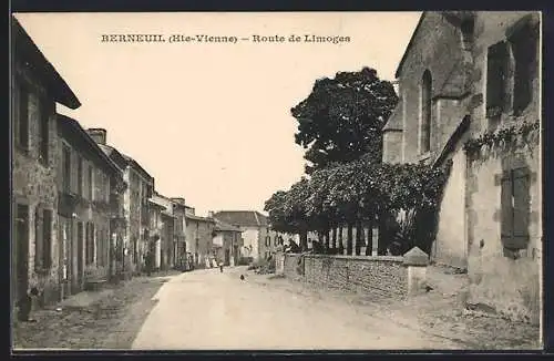 AK Berneuil, Route de Limoges avec bâtiments et arbres