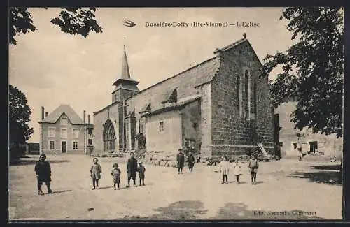 AK Bussière-Boffy, Vue de l`église avec des enfants sur la place